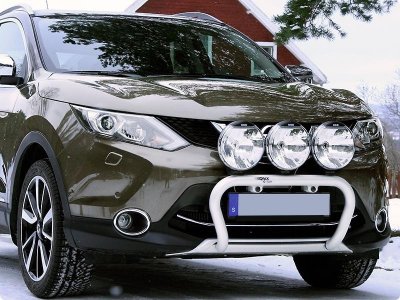 Frontbøjle i aluminium til 3 ekstra lygter til Nissan Qashqai 2014-