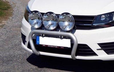 Frontbøjle i aluminium til 3 ekstra lygter til Volkswagen Caddy 2016-