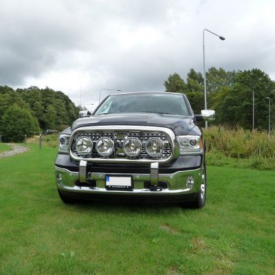 Frontbøjle i rustfrit stål til 4 ekstralygter til Dodge Ram 1500 2010-