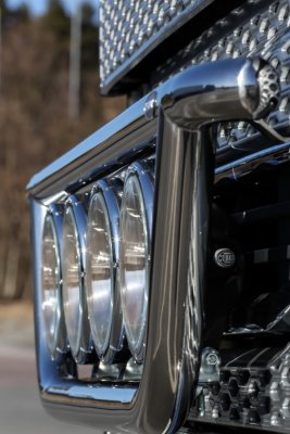 Frontbøjle i rustfrit stål til 4 ekstra lygter til Volvo FH Version 4