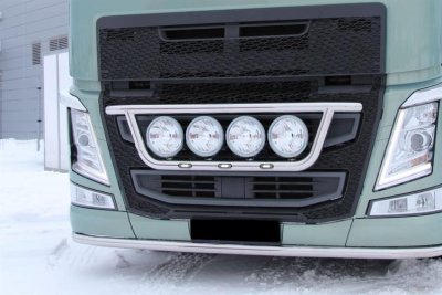 Frontbøjle i rustfrit stål til 4 ekstra lygter til Volvo FH Version 4