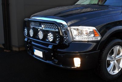 Frontbøjle i rustfrit stål med sort pulverlakering til 4 ekstralygter til 2010- Dodge Ram 1500