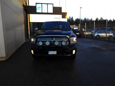 Frontbøjle i rustfrit stål med sort pulverlakering til 4 ekstralygter til 2010- Dodge Ram 1500