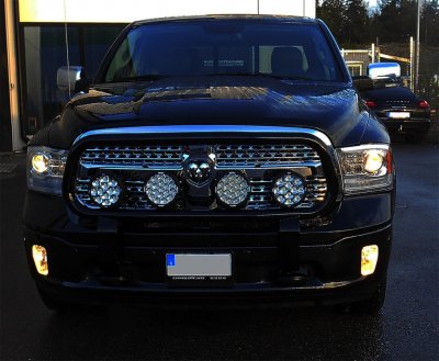 Frontbøjle i rustfrit stål med sort pulverlakering til 4 ekstralygter til 2010- Dodge Ram 1500