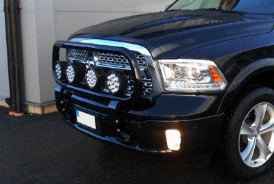 Frontbøjle i rustfrit stål med sort pulverlakering til 4 ekstralygter til 2010- Dodge Ram 1500