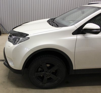 Motorhjelmsbeskytter i mørkfarvet akrylplast til Toyota RAV4 fra 2013-2018