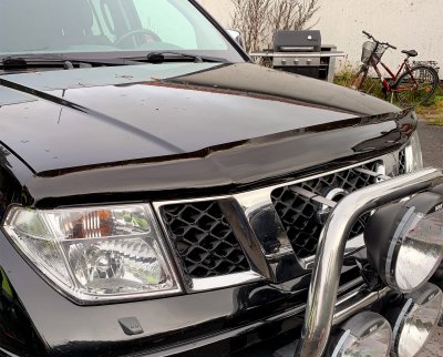 Motorhjelmsbeskytter i mørk akrylplast til Nissan Navara/D40 2006-2010