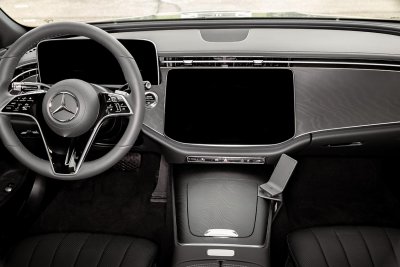Mobilholder til Mercedes E-Klasse fra 2024 og nyere | Til montering til højre for midterkonsollen