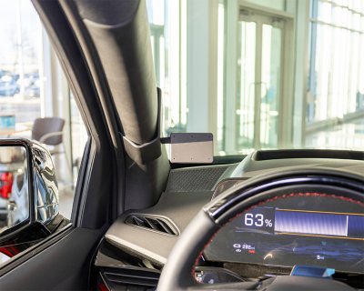 Mobilholder Chevrolet Silverado EV 2024- | Montering til højre for midterkonsollen | Montering på venstre A-stolpe