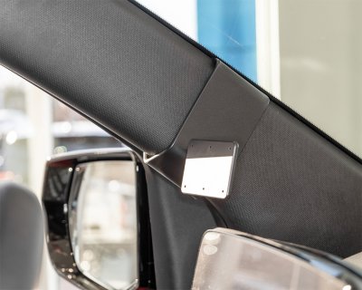 Mobilholder Chevrolet Silverado EV 2024- | Montering til højre for midterkonsollen | Montering på venstre A-stolpe