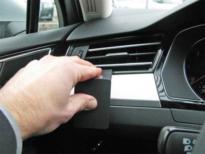 Mobilholder VW Arteon fra 2021- | Til montering på venstre side af rattet