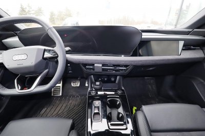 Mobilholder Audi A6 e-tron fra 2025 og nyere | Til montering under midterskærmen