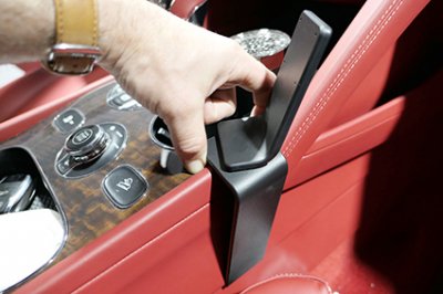 Mobilholder Bentley Bentayga fra år 2016-