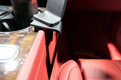 Mobilholder Bentley Bentayga fra år 2016-