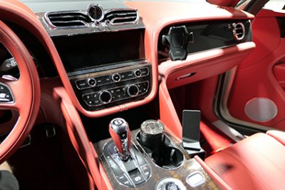 Mobilholder Bentley Bentayga fra år 2016-