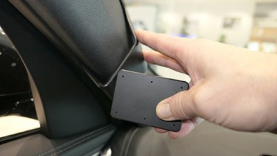 Mobilholder BMW X1 fra år 2023-. Montering på venstre A-stolpe