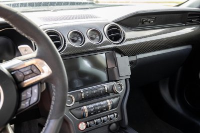 Mobilholder Ford Mustang fra 2015-2023 | Til montering til højre for midterskærmen