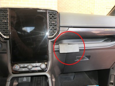 Mobilholder Ford Ranger fra 2023- | Til montering til højre for midterskærmen (større model)