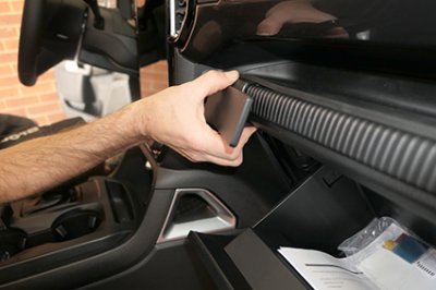 Mobilholder til montering til højre for midterskærmen (mindre model) Ford Ranger fra 2023-