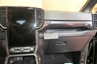 Mobilholder Ford Ranger fra 2023- | Til højre for midterskærmen (større model)