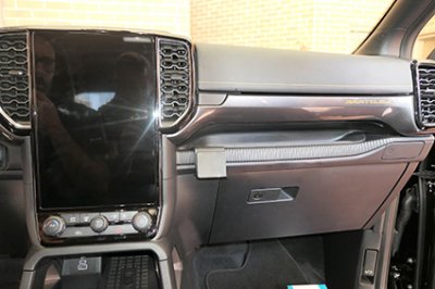 Mobilholder Ford Ranger fra 2023- | Til højre for midterskærmen (mindre model)