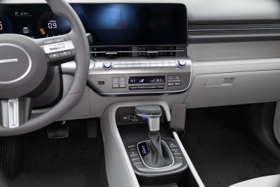 Mobilholder Hyundai KONA fra modelår 2023-