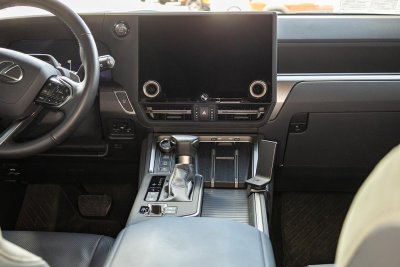 Mobilholder Lexus GX fra 2024 og frem | Til montering til højre for midterkonsollen