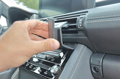 Mobilholder Lexus IS fra 2022-
