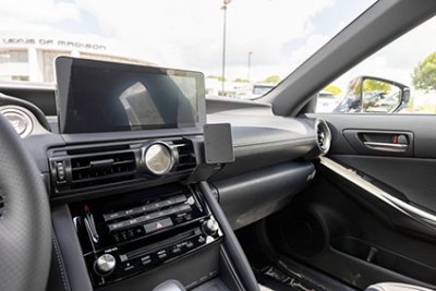 Mobilholder Lexus IS fra 2022-