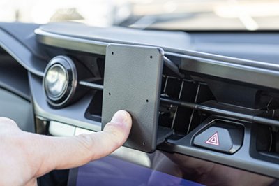 Mobilholder til Lexus RZ fra 2023-