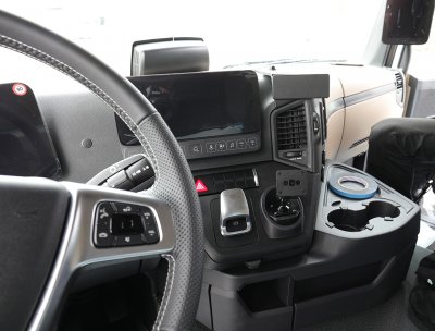 Mobilholder Mercedes Actros fra 2019 og nyere | Til montering til højre under midterskærmen