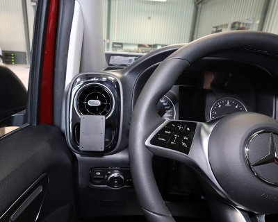 Mobilholder til Mercedes Vito 2024- | Til montering på venstre side af rattet