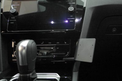 Proclip Mobilholder Volkswagen Arteon fra 2021- | Montering til højre for midterkonsollen