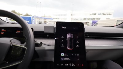 Mobilholder til Polestar 3 fra 2023 og nyere | Til montering til venstre for midterskærmen