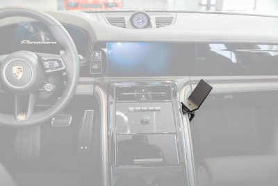 Mobilholder Porsche Panamera fra 2024 og nyere | Til montering til højre for midterkonsollen