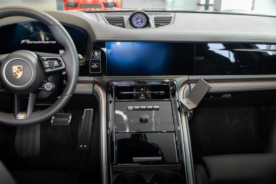 Mobilholder Porsche Panamera fra 2024 og nyere | Til montering til højre for midterkonsollen
