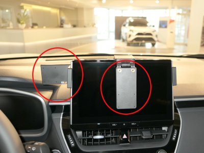 Mobilholder Toyota Corolla Cross fra 2021-