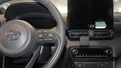 Mobilholder Toyota Yaris fra 2024- | Til montering under midterskærmen