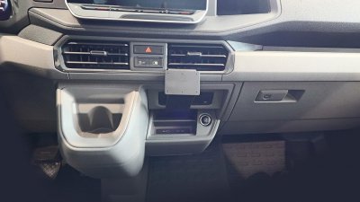 Mobilholder Volkswagen Crafter fra 2025 og nyere | Til montering til højre under ventilationsudstødningen (kun Automatic)
