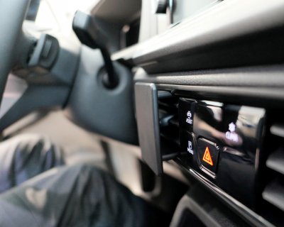 Mobilholder Volkswagen Caddy fra modelår 2021-