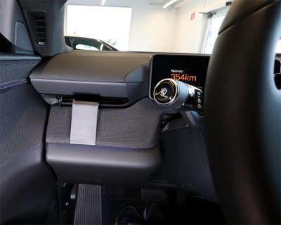 Polestar 4-mobilholder fra 2024- | Til montering til venstre for rattet