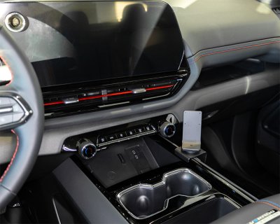 Mobilholder Chevrolet Silverado EV 2024- | Montering til højre for midterkonsollen