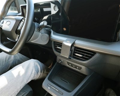 Mobilholder Ford Transit Courier 2023- | Til montering under midterskærmen