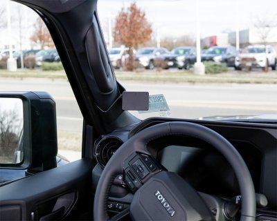 Mobilholder Toyota Land Cruiser 2024- | Montering på venstre A-stolpe