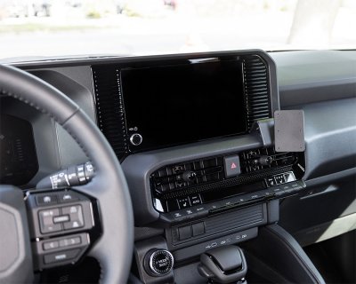 Mobilholder Toyota Land Cruiser 2024- | Montering til højre under den midterste skærm