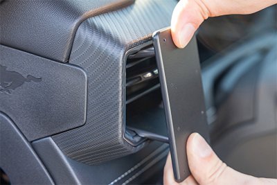 Montering af mobilholder til Ford Mustang fra 2024-