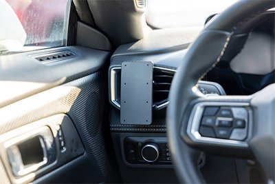 Montering af mobilholder til Ford Mustang 2024-