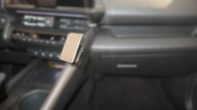 Mobilholder Toyota C-HR fra 2023-