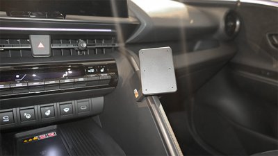 Mobilholder Toyota C-HR fra 2023-