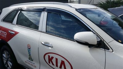 Vindafviser i mørkfarvet plast og kromliste til Kia Sorento 2015-2020